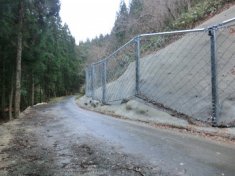 平成24年度災害に強いみちづくり事業(防災安全・地方道)主要地方道米沢南陽白鷹線落石防護柵設置工事