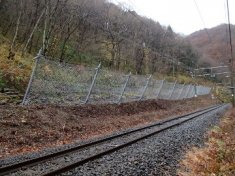 奥新川・面白山間34k680m付近(左)落石止柵新設