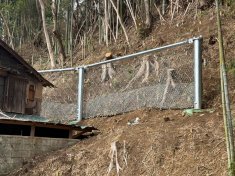 急傾斜地崩壊対策工事(八代1杭式防護柵工その1)